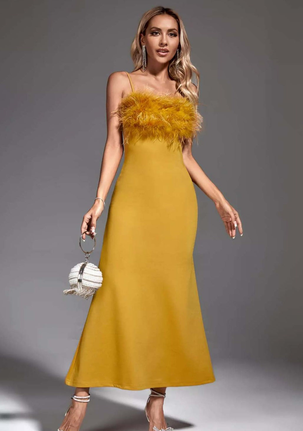 Vestido largo con plumas amarillo
