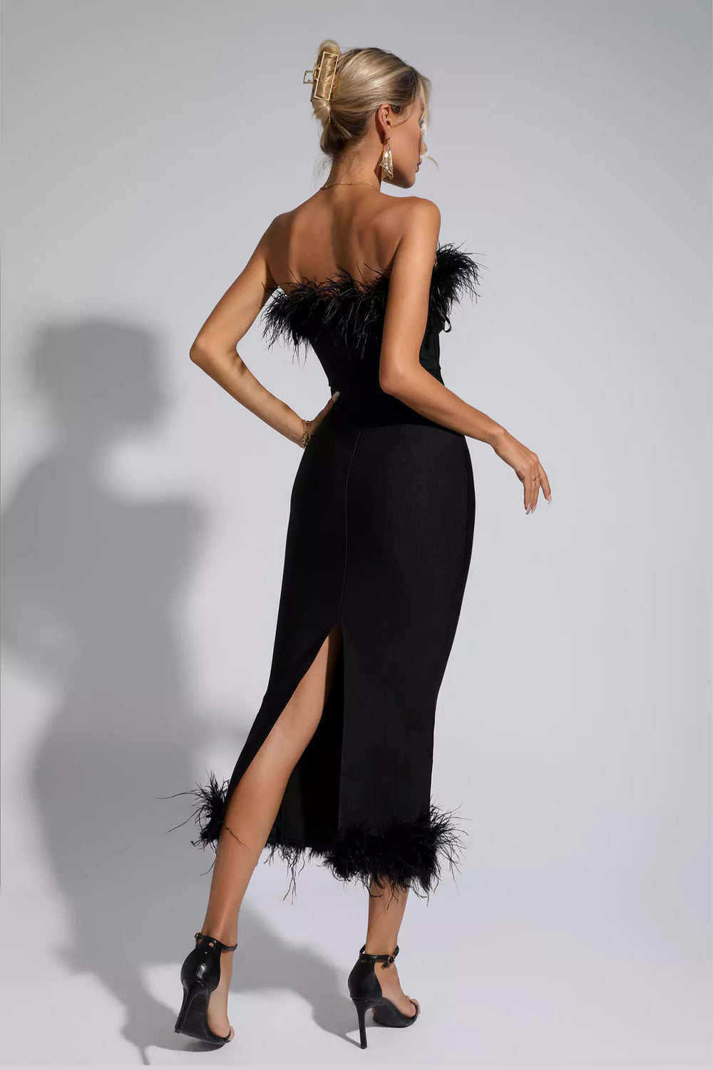 Vestido negro largo con plumas